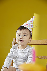 戴可爱帽子的婴儿背景图片