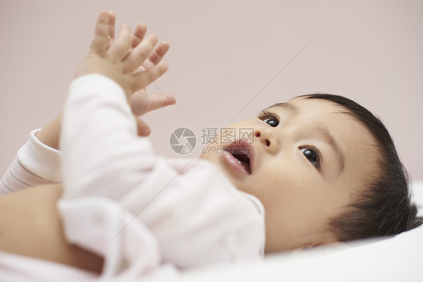 婴儿一度被困车内 美国一福特电马突然变砖 电动车门失灵 (婴儿一度被困住会怎样)