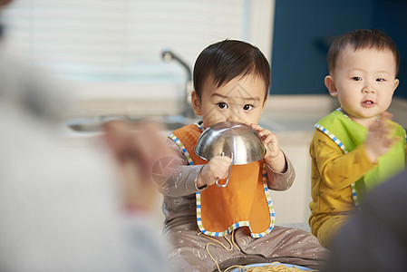 年轻妈妈居家带宝宝玩耍图片