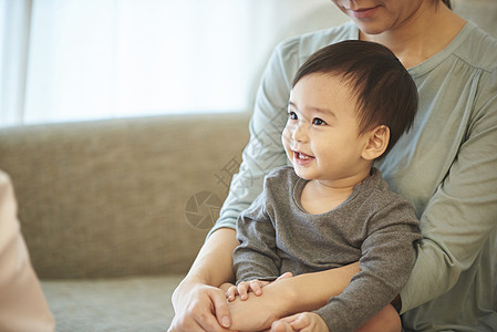 年轻妈妈居家带宝宝玩耍图片