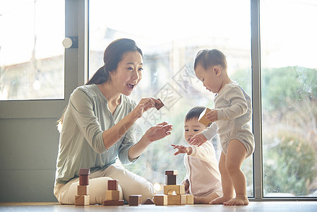 年轻妈妈居家带宝宝玩耍图片