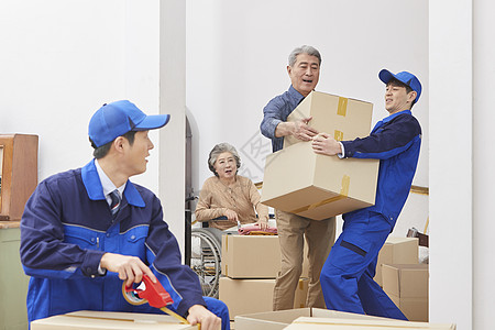搬家公司在给家具打包搬运图片素材