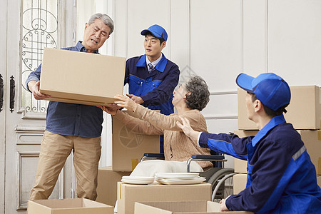 老人搬货图片