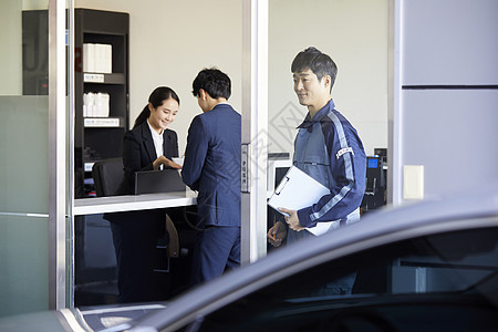 穿制服人员在登记车辆信息图片