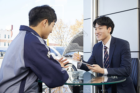 顾客来汽车修理店修车图片