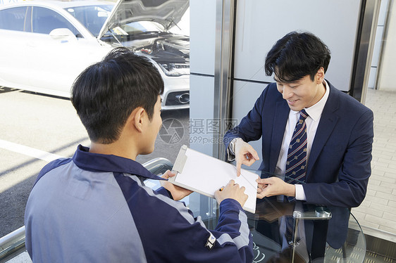 顾客来汽车修理店修车图片