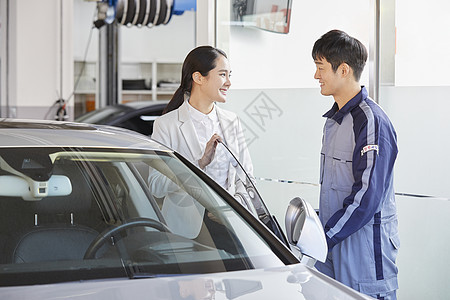 女顾客来洗车修理店修车图片