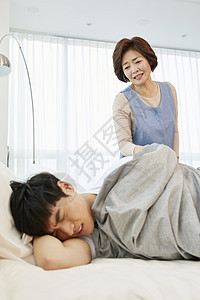 神谕成人躺下母亲儿子生活住房韩国人图片