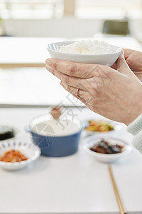 特写镜头配菜举起中年母亲家庭主妇住房生活韩国人图片