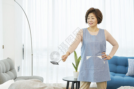 迷笛坚定的凝视成年女子中年母亲家庭主妇活着韩国人图片