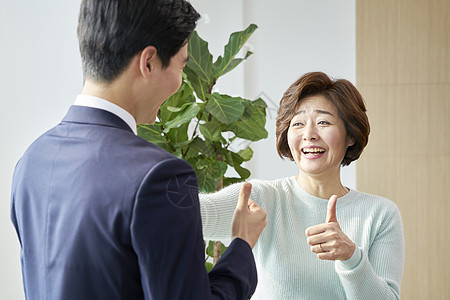 盯着看成年男子快乐母亲儿子生活住房韩国人图片