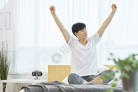 时钟伸展手臂身体和腿身前年轻人生活住房韩国人图片