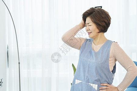 负责人盯着看椅子中年母亲家庭主妇活着韩国人图片