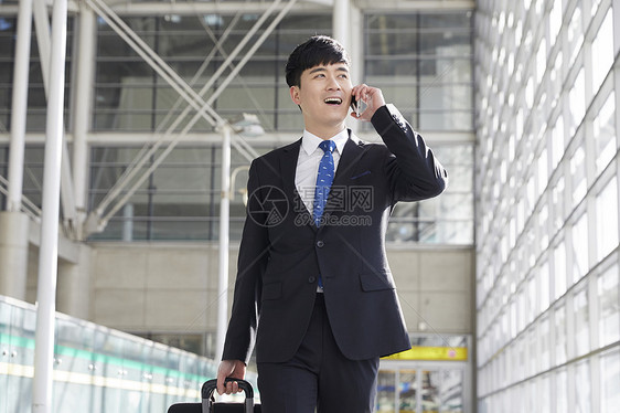 商务男青年在机场出差打电话图片