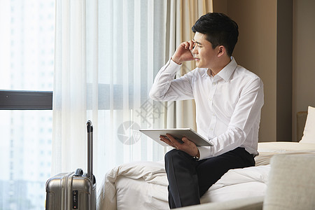 游艇 绳商务男青年出差在酒店工作背景