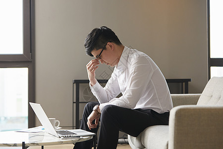 在酒店办公的商务男性图片