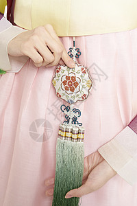 优雅韩服年轻女子绣花特写图片