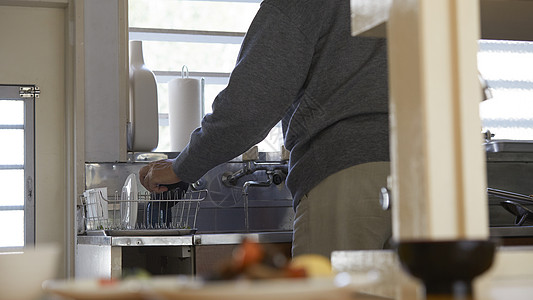 人群里孤独的背影背景