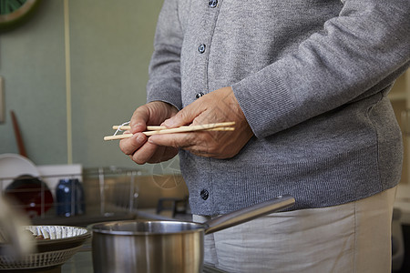 做饭的男士图片