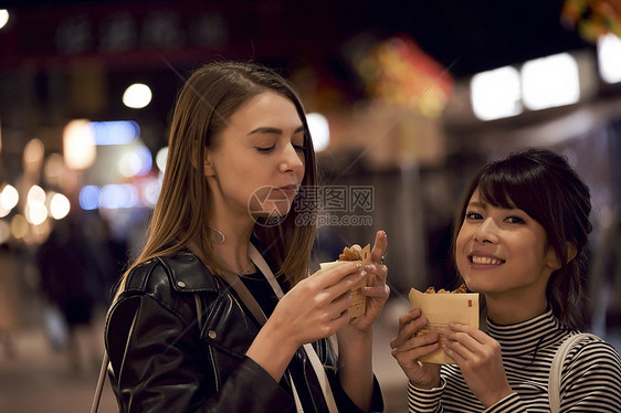 晚上吃小吃的闺蜜图片