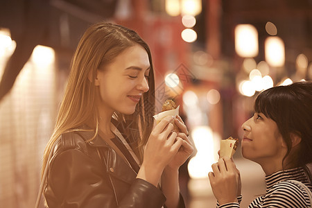 晚上吃小吃的闺蜜图片