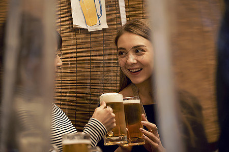 外国女士在日本小酒馆图片