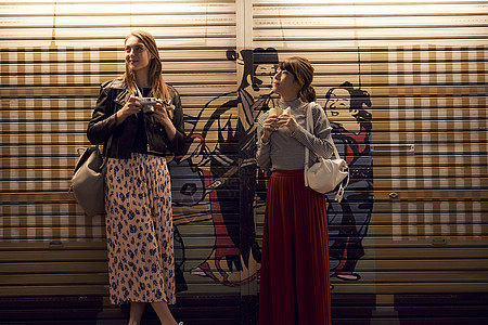 外国女性和日本女性在晚上观光东京图片