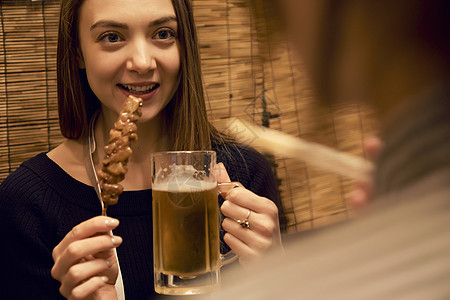 小酒馆喝酒的女生图片