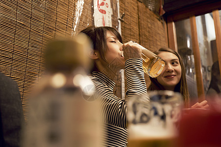 酒馆喝酒的女孩图片