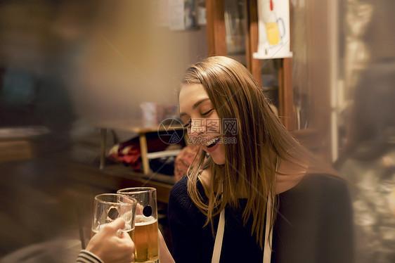 酒馆外国女人喝啤酒图片