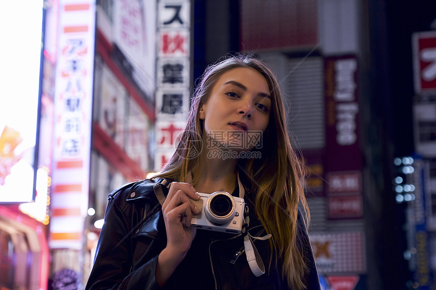 在东京晚上外国妇女观光拍摄图片
