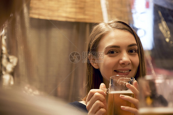 酒馆外国女人喝啤酒图片