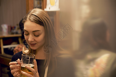 酒馆外国女人喝啤酒图片