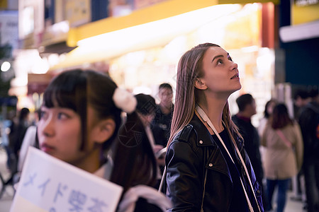 在东京晚上外国妇女观光图片