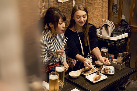 酒馆外国女人和朋友吃烧烤图片
