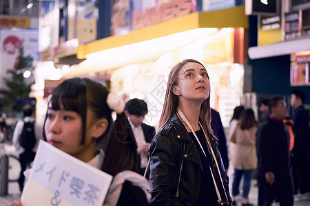 在东京晚上外国妇女观光图片