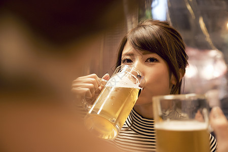 酒馆外国女人和朋友喝啤酒图片