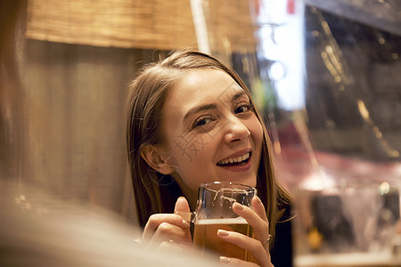 酒馆外国女人喝啤酒图片