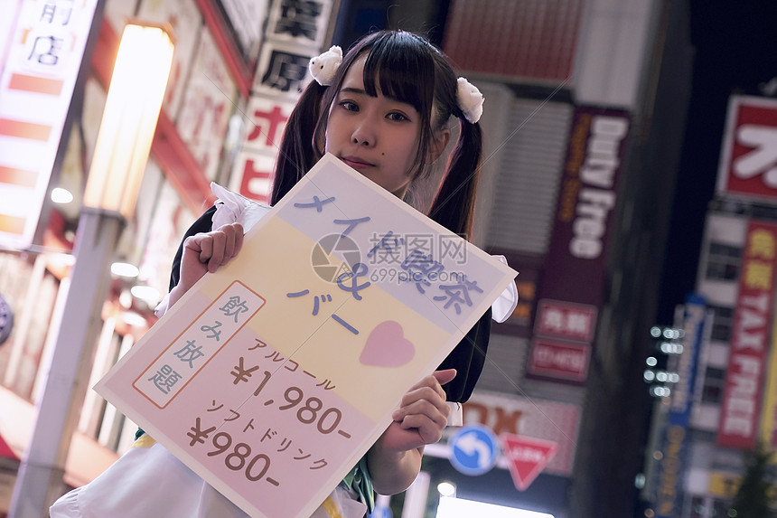 东京街头的女仆图片