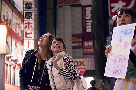 户外外国妇女和日本妇女观光图片