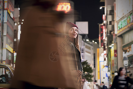 晚上东京的外国妇女观光图片