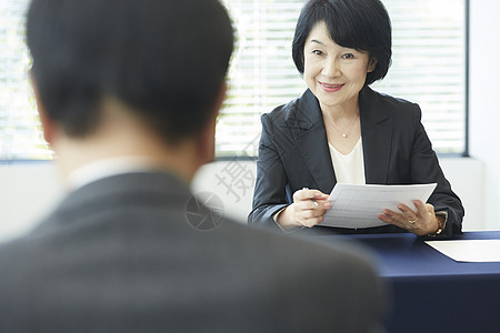 女面试官面试应聘者图片