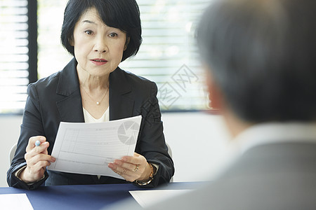 女面试官面试应聘者图片