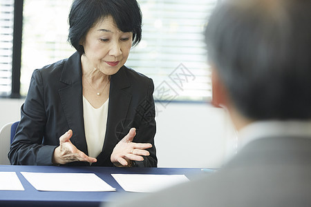 女面试官面试应聘者图片