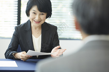 女面试官面试应聘者图片