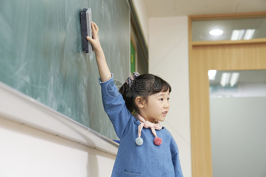 课堂上认真上小学的稚嫩小朋友图片