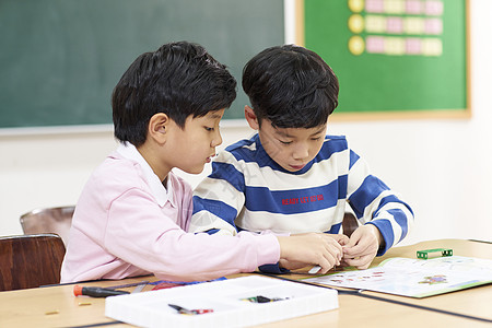 课堂上认真上小学的稚嫩小朋友图片