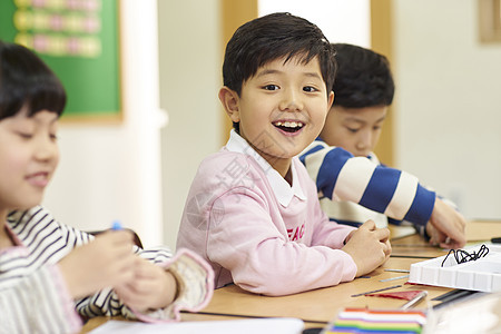 老师和学生在教室里做实验图片