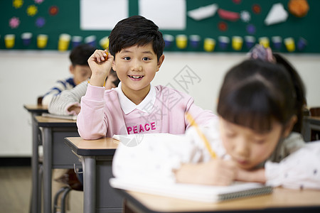 老师和学生在教室里做实验图片