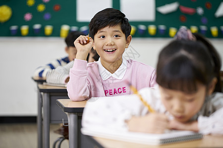 老师和学生在教室里做实验图片